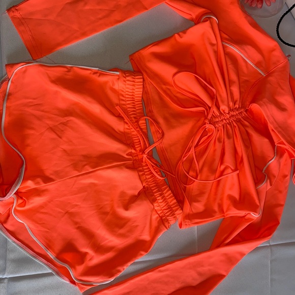 Short Set - Picture 1 of 4